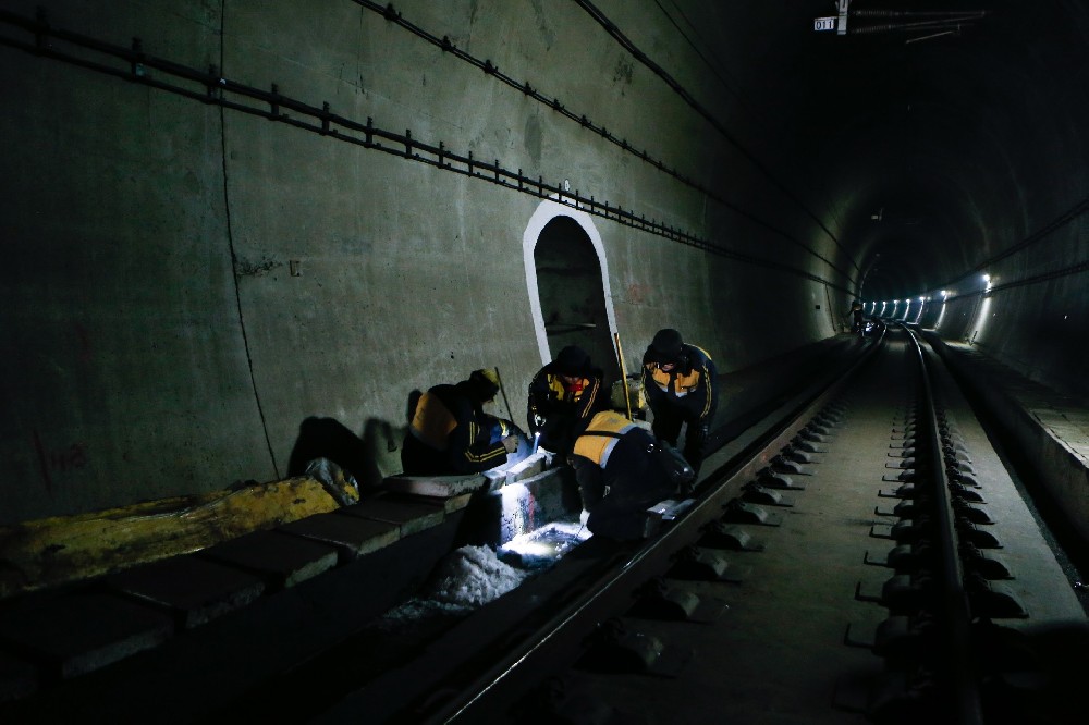 三家镇铁路运营隧道病害现状